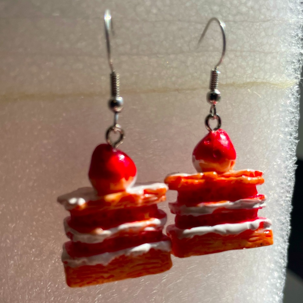 Strawberry shortcake earrings 🍰